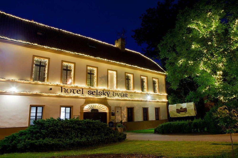 Hotel Selsky Dvur - Bohemian Village Courtyard Praha Bagian luar foto
