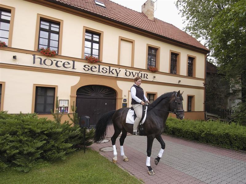 Hotel Selsky Dvur - Bohemian Village Courtyard Praha Bagian luar foto