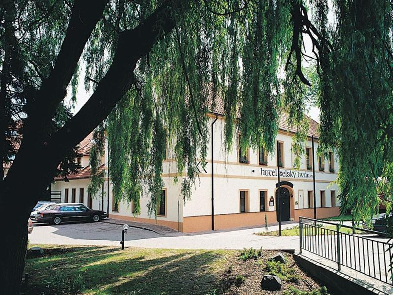 Hotel Selsky Dvur - Bohemian Village Courtyard Praha Bagian luar foto