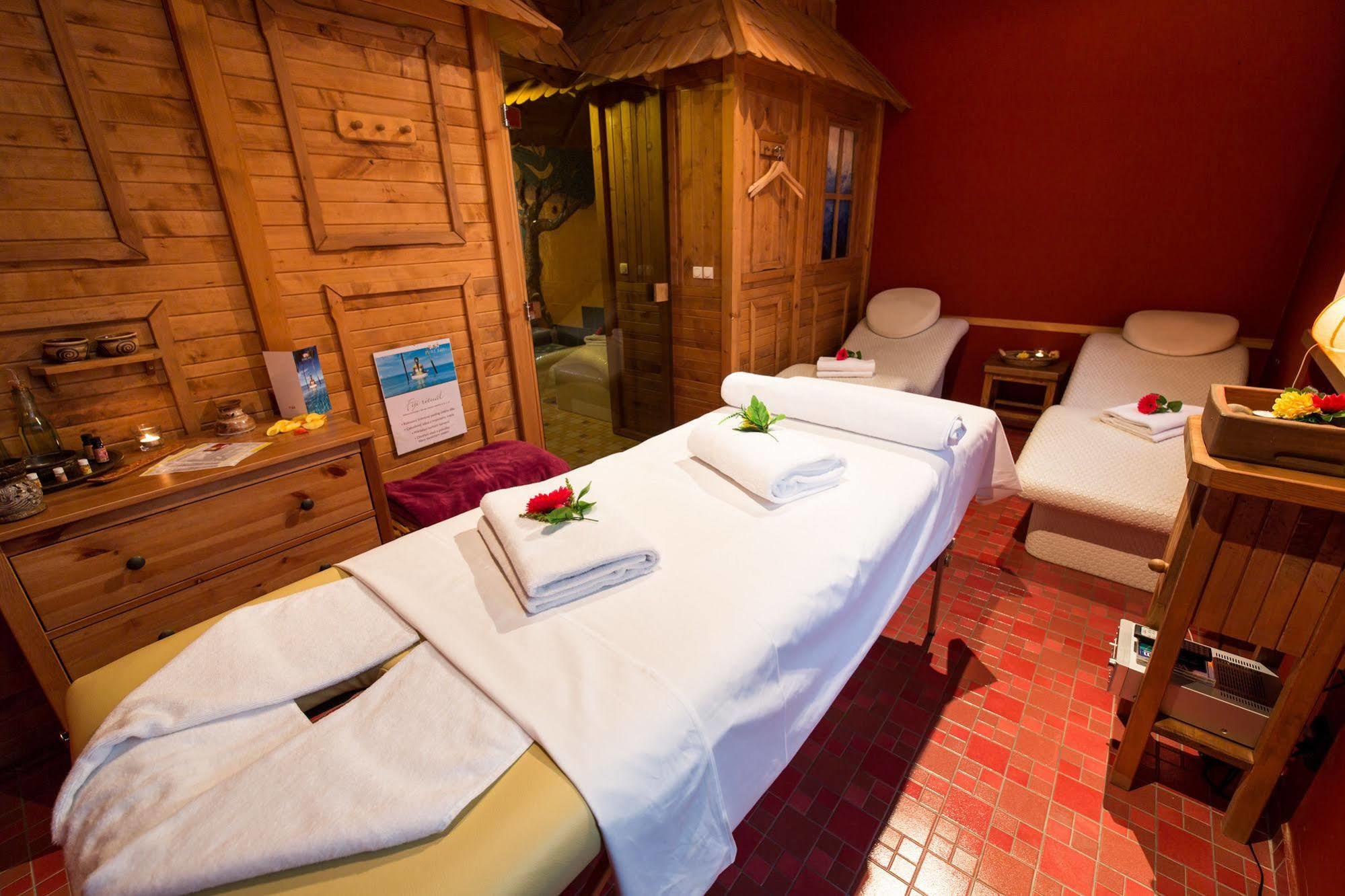 Hotel Selsky Dvur - Bohemian Village Courtyard Praha Bagian luar foto