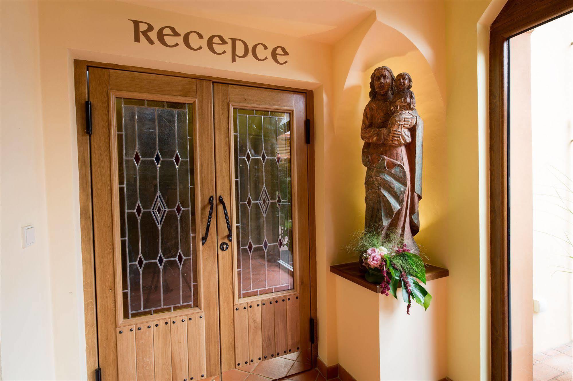 Hotel Selsky Dvur - Bohemian Village Courtyard Praha Bagian luar foto